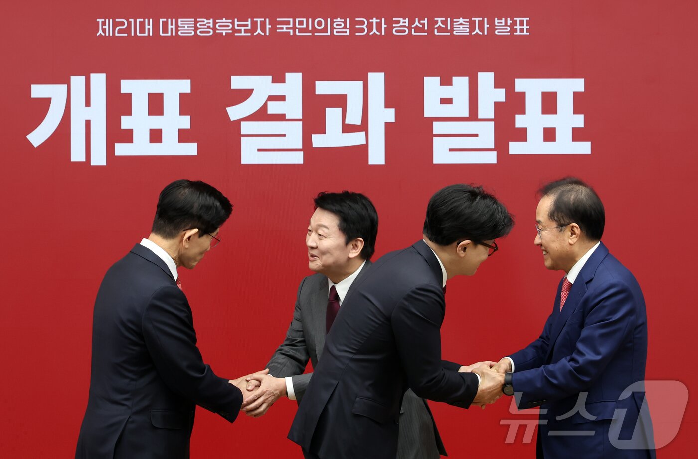 본문 이미지 - 29일 서울 여의도 국민의힘 당사에서 열린 제21대 대통령 후보자 국민의힘 3차 경선 진출자 발표 행사에서 결과 발표 후 후보들이 인사를 나누고 있다. 2025.4.29/뉴스1 ⓒ News1 국회사진취재단