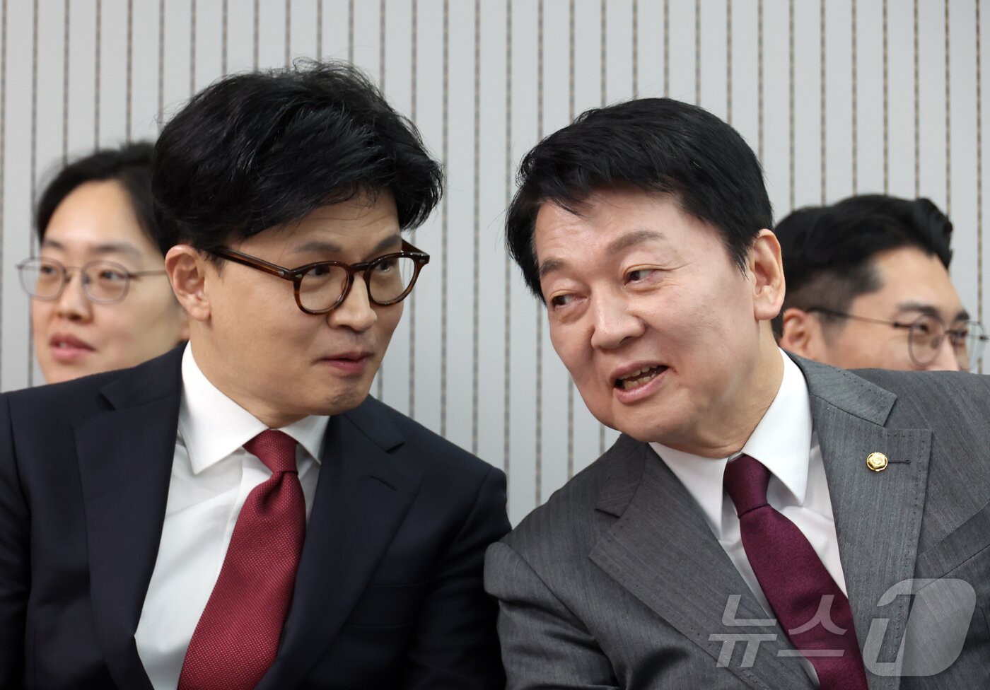 본문 이미지 - 29일 서울 여의도 국민의힘 당사에서 열린 제21대 대통령 후보자 국민의힘 3차 경선 진출자 발표 행사에서 결과 발표 전 한동훈, 안철수 후보가 대화하고 있다. 2025.4.29 ⓒ 뉴스1 국회사진취재단