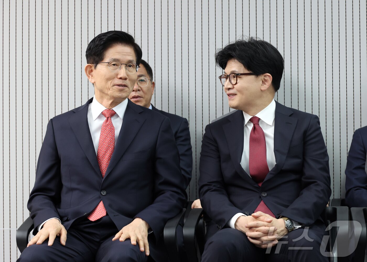 본문 이미지 - 29일 서울 여의도 국민의힘 당사에서 열린 제21대 대통령 후보자 국민의힘 3차 경선 진출자 발표 행사에서 결과 발표 전 김문수, 한동훈 후보가 대화하고 있다. 2025.4.29/뉴스1 ⓒ News1 국회사진취재단