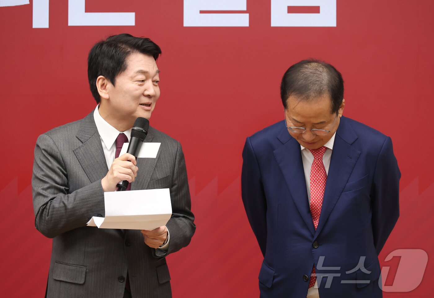 본문 이미지 - 29일 서울 여의도 국민의힘 당사에서 열린 제21대 대통령 후보자 국민의힘 3차 경선 진출자 발표 행사에서 진출에 실패한 안철수 후보가 소감을 밝히고 있다. 오른쪽은 홍준표 후보.2025.4.29/뉴스1 ⓒ News1 국회사진취재단