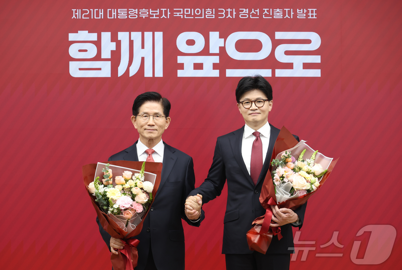 (서울=뉴스1) 국회사진취재단 = 29일 서울 여의도 국민의힘 당사에서 열린 제21대 대통령 후보자 국민의힘 3차 경선 진출자 발표 행사에서 3차 경선에 진출한 김문수(왼쪽) 후보 …