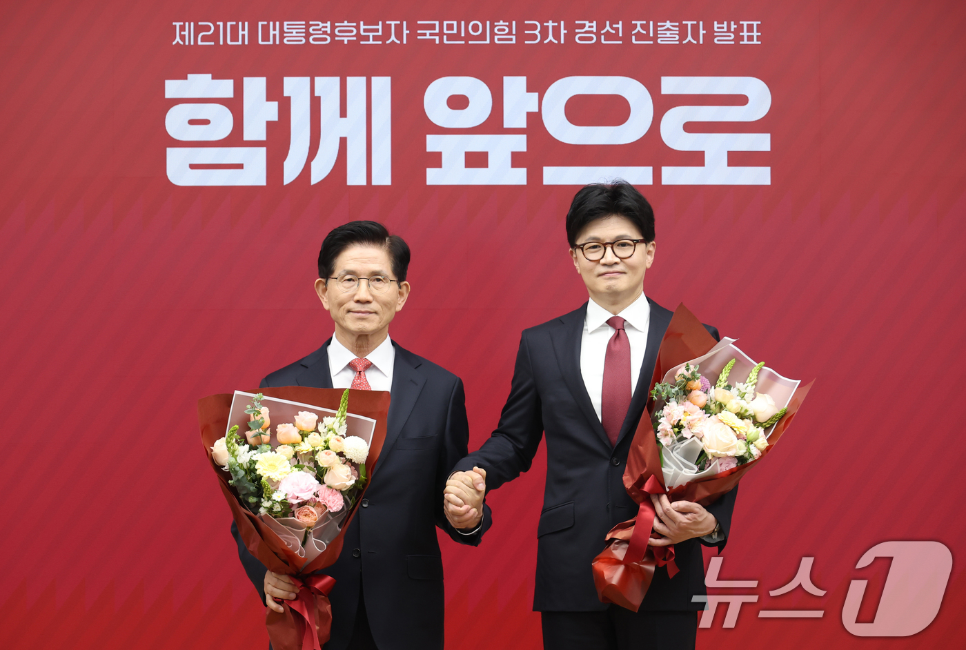 (서울=뉴스1) 국회사진취재단 = 29일 서울 여의도 국민의힘 당사에서 열린 제21대 대통령 후보자 국민의힘 3차 경선 진출자 발표 행사에서 3차 경선에 진출한 김문수(왼쪽)후보와 …