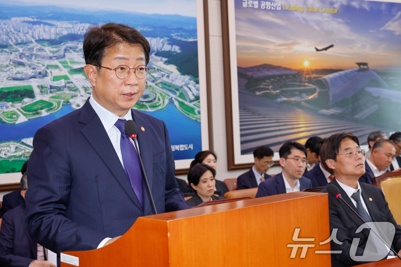 (서울=뉴스1) 안은나 기자 = 박상우 국토교통부 장관이 29일 오후 서울 여의도 국회에서 열린 국토교통위원회 제424회국회(임시회) 제3차 전체회의에 출석해 2025년도 제1회 …