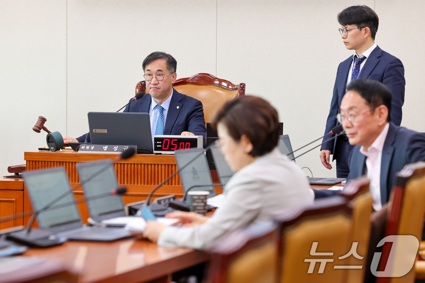 (서울=뉴스1) 안은나 기자 = 29일 오후 서울 여의도 국회에서 열린 국토교통위원회 제424회국회(임시회) 제3차 전체회의에서 맹성규 위원장이 2025년도 제1회 추가경정예산안 …