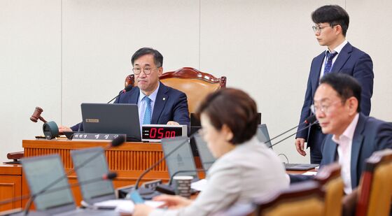 추경안 통과 알리는 맹성규 국토위원장