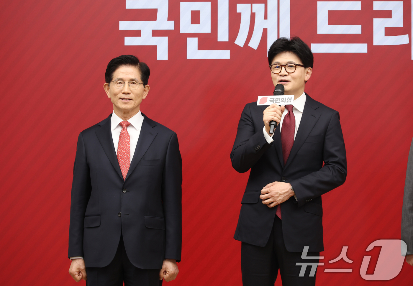 (서울=뉴스1) 국회사진취재단 = 29일 서울 여의도 국민의힘 당사에서 열린 제21대 대통령 후보자 국민의힘 3차 경선 진출자 발표 행사에서 한동훈 후보가 진출 후 소감을 밝히고 …