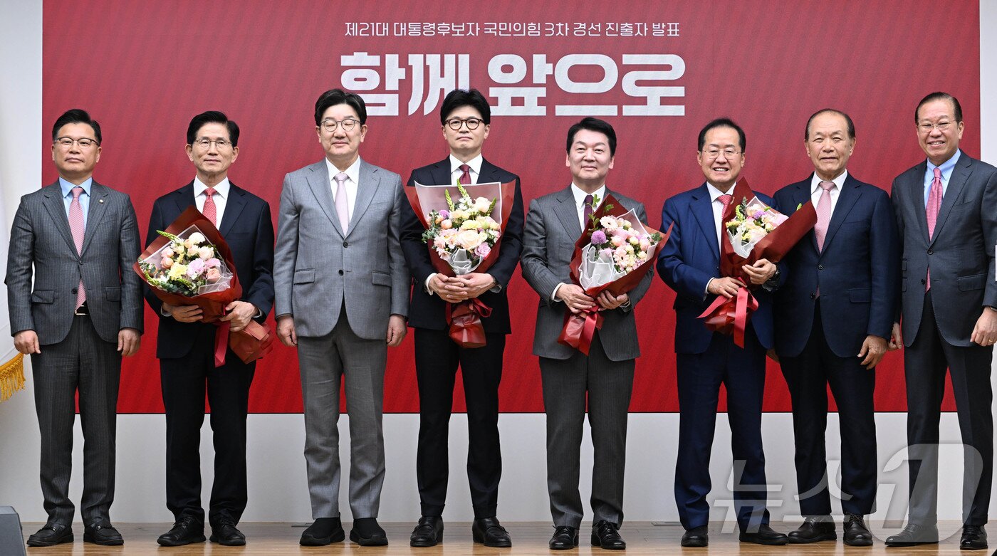본문 이미지 - 29일 서울 여의도 국민의힘 당사에서 열린 제21대 대통령 후보자 국민의힘 3차 경선 진출자 발표 행사에서 결과발표 후 후보들과 국민의힘 지도부가 기념 촬영하고 있다. 왼쪽부터 이양수 사무총장, 김문수 후보, 권성동 원내대표, 한동훈, 안철수, 홍준표 후보, 황우여 선관위원장, 권영세 비대위원장. 2025.4.29/뉴스1 ⓒ News1 국회사진취재단