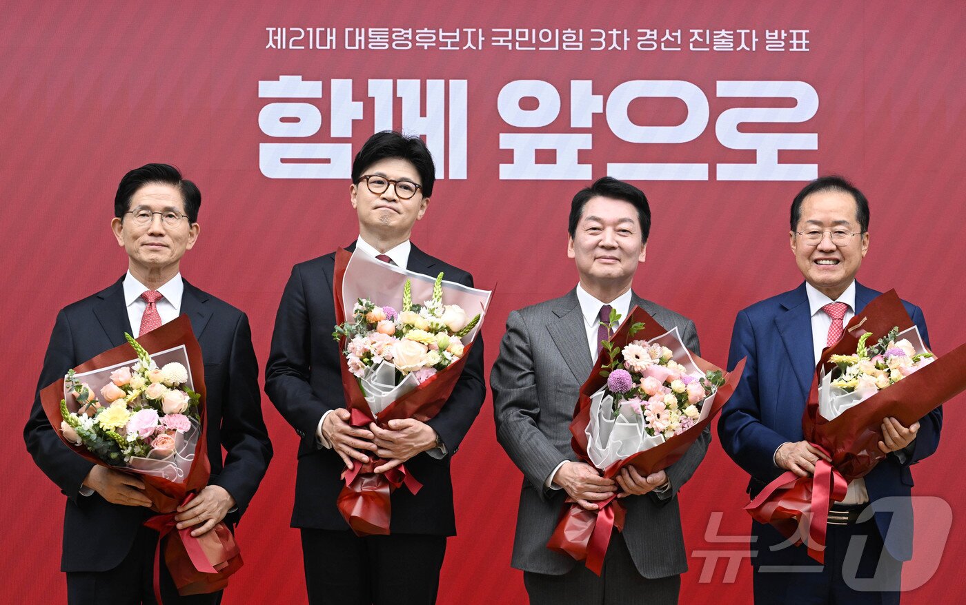 본문 이미지 - 29일 서울 여의도 국민의힘 당사에서 열린 제21대 대통령 후보자 국민의힘 3차 경선 진출자 발표 행사에서 결과발표 후 김문수&#40;왼쪽부터&#41;, 한동훈, 안철수, 홍준표 후보가 기념 촬영하고 있다. 2025.4.29/뉴스1 ⓒ News1 국회사진취재단