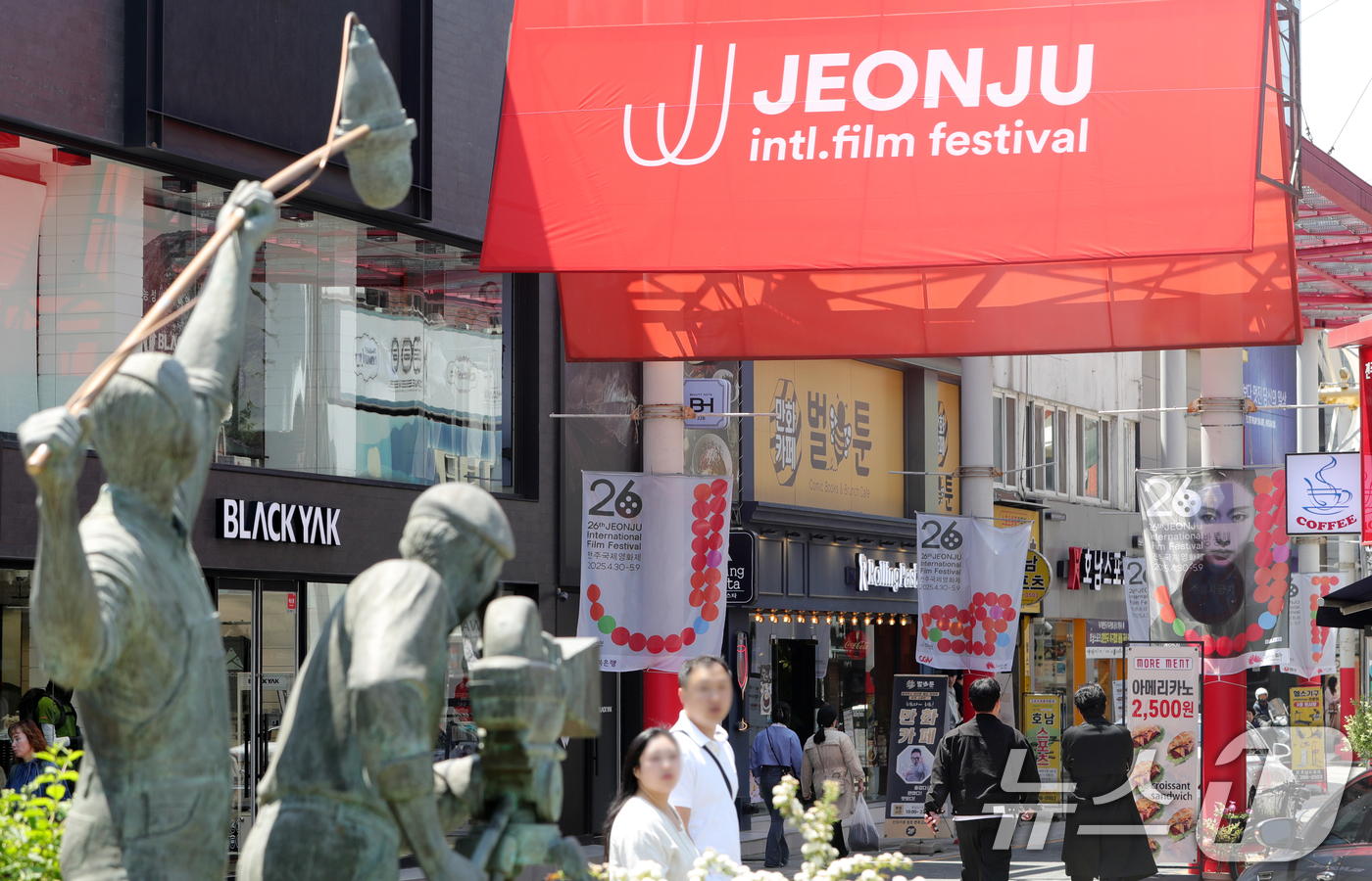 (전주=뉴스1) 유경석 기자 = 제26회 전주국제영화제 개막을 하루 앞둔 29일 전북자치도 전주시 전주영화의거리에 전주국제영화제 개막을 알리는 현수막이 걸려 있다. 2025.4.2 …