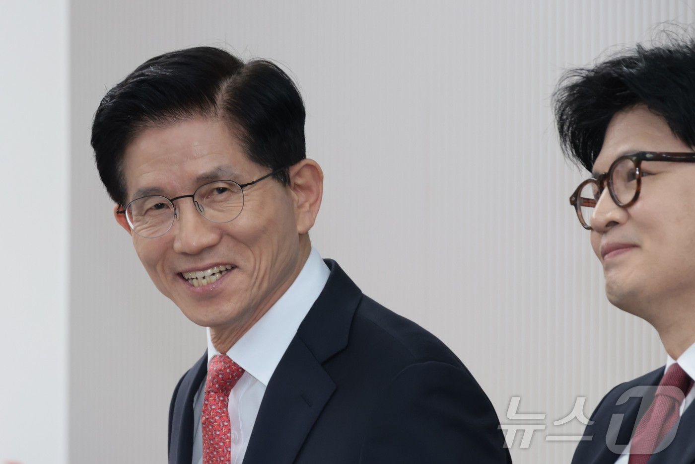 (서울=뉴스1) 국회사진취재단 = 김문수 국민의힘 대선 경선 후보가 29일 오후 서울 여의도 중앙당사에서 열린 제21대 대통령후보자 선출을 위한 3차 경선 진출자 발표에서 밝은 표 …