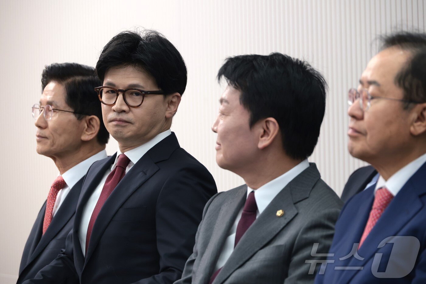 본문 이미지 - 김문수&#40;왼쪽부터&#41;, 한동훈, 안철수, 홍준표 대선 경선 후보가 29일 오후 서울 여의도 중앙당사에서 열린 제21대 대통령후보자 선출을 위한 3차 경선 진출자 발표에 자리해 있다. 2025.4.29/뉴스1 ⓒ News1 국회사진취재단