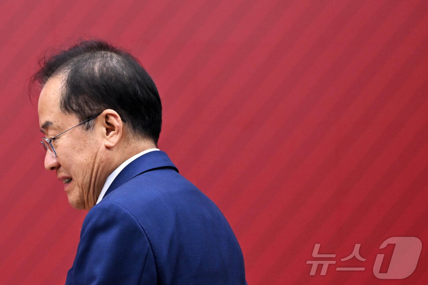 본문 이미지 - 홍준표 후보가 29일 서울 여의도 국민의힘 당사에서 열린 제21대 대통령 후보자 국민의힘 3차 경선 진출자 발표 행사에서 이동하고 있다. 2025.4.29/뉴스1 ⓒ News1 국회사진취재단