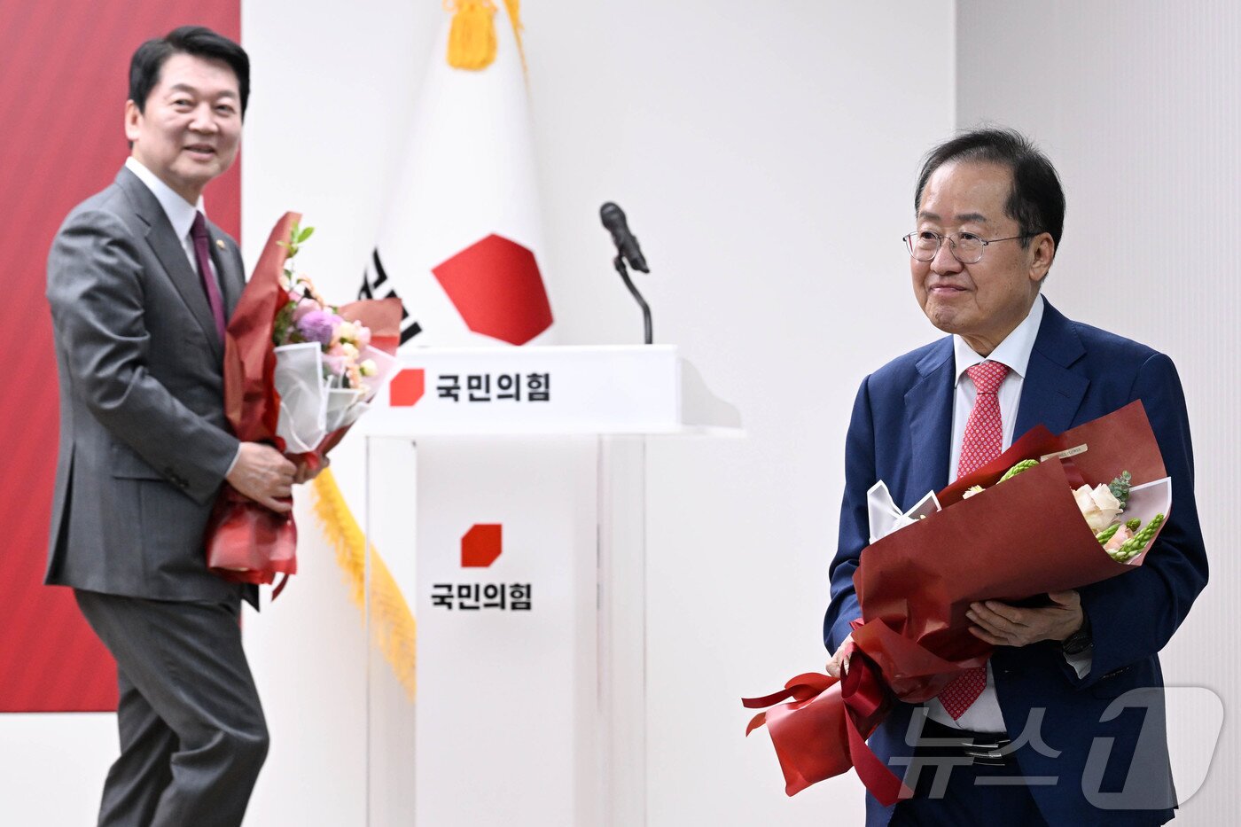 본문 이미지 - 홍준표 후보가 29일 서울 여의도 국민의힘 당사에서 열린 제21대 대통령 후보자 국민의힘 3차 경선 진출자 발표 행사에서 탈락 발표가 난 후 퇴장하고 있다. 2025.4.29/뉴스1 ⓒ News1 국회사진취재단