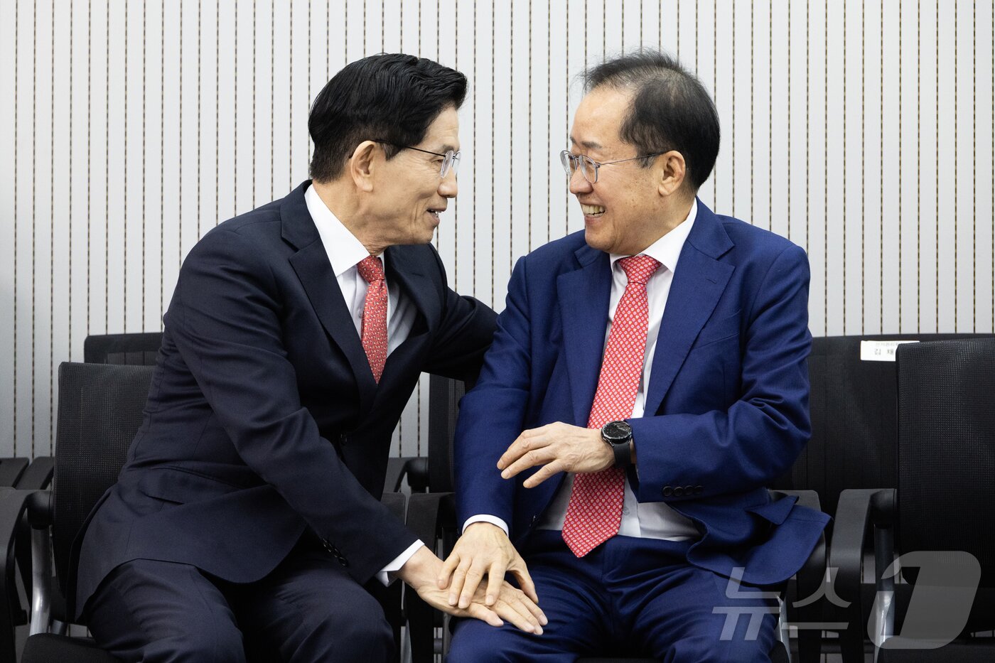 본문 이미지 - 제21대 대통령후보자 국민의힘 3차 경선 진출자를 발표하는 29일 오후 서울 여의도 국민의힘 중앙당사에서 김문수, 홍준표 후보가 대화하고 있다. 2025.4.29/뉴스1 ⓒ News1 국회사진취재단