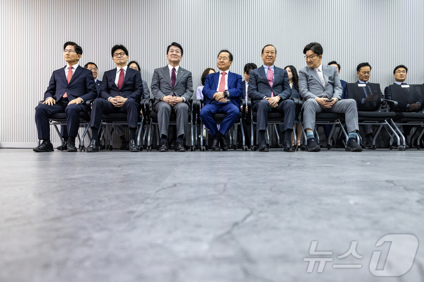 (서울=뉴스1) 국회사진취재단 = 제21대 대통령후보자 국민의힘 3차 경선 진출자를 발표하는 29일 오후 서울 여의도 국민의힘 중앙당사에서 김문수, 한동훈, 안철수, 홍준표 후보가 …