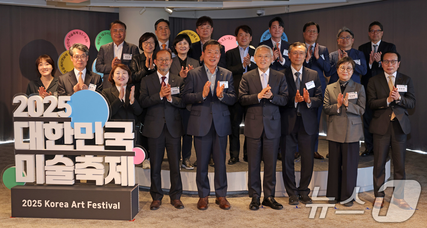 (서울=뉴스1) = 유인촌 문화체육관광부 장관이 29일 서울 종로구 아트코리아랩 아고라에서 열린 '2025 대한민국 미술축제 출범식'에서 참여기관 대표들과 기념 촬영을 하고 있다. …