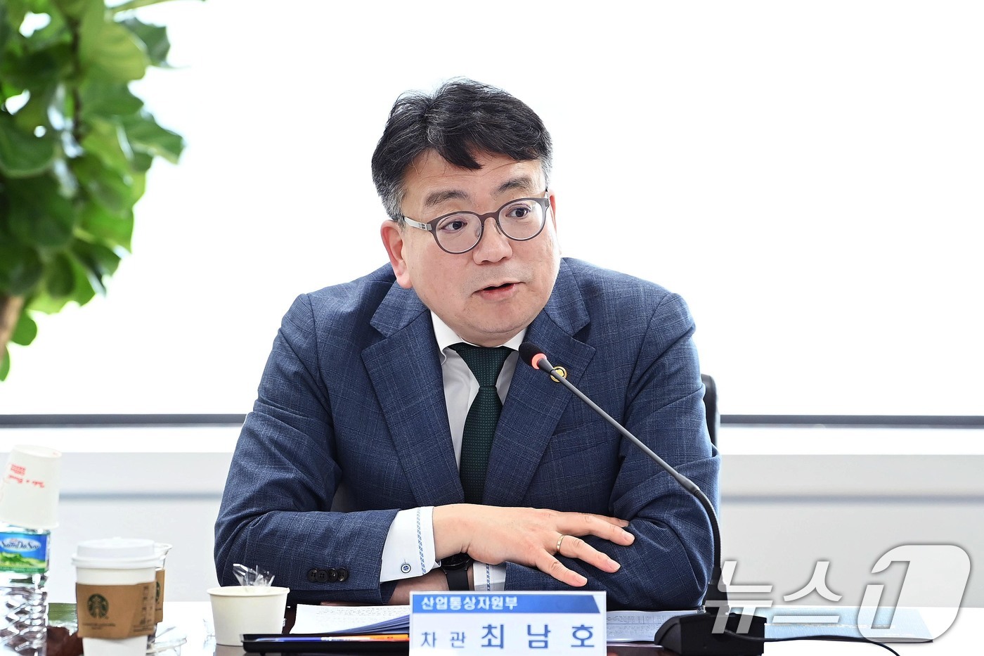 (서울=뉴스1) = 최남호 산업통상자원부 2차관이 29일 서울 종로구 석탄회관 대회의실에서 열린 '제3차 석탄발전 전환 협의체 회의'를 주재하고 있다. (산업통상자원부 제공. 재판 …