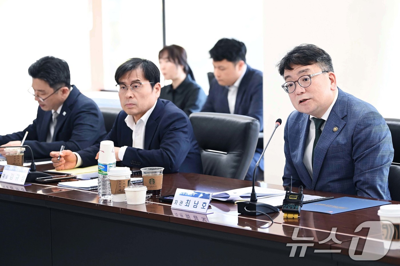 (서울=뉴스1) = 최남호 산업통상자원부 2차관이 29일 서울 종로구 석탄회관 대회의실에서 열린 '제3차 석탄발전 전환 협의체 회의'를 주재하고 있다. (산업통상자원부 제공. 재판 …