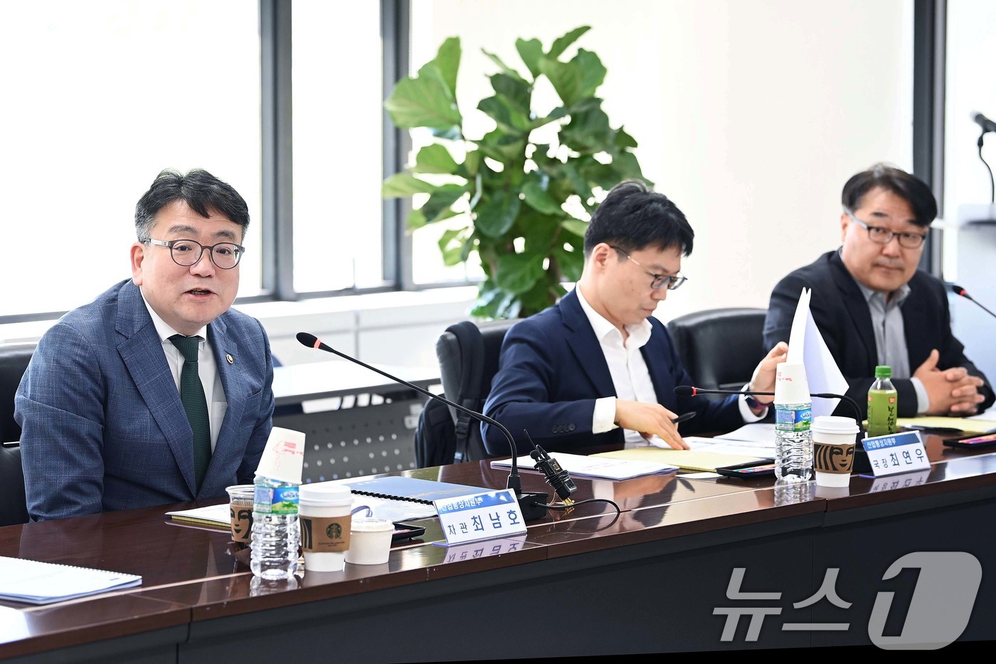 (서울=뉴스1) = 최남호 산업통상자원부 2차관이 29일 서울 종로구 석탄회관 대회의실에서 열린 '제3차 석탄발전 전환 협의체 회의'를 주재하고 있다. (산업통상자원부 제공. 재판 …