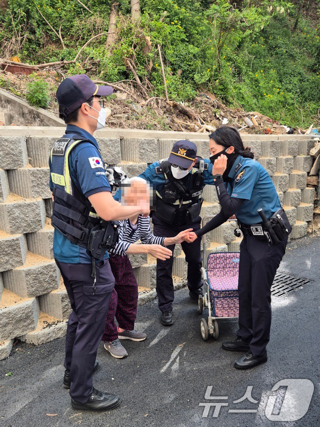 (대구=뉴스1) 이성덕 기자 = 대구경찰청 강북경찰서 경찰관들이 노곡동 함지산에서 발생한 산불이 마을쪽으로 확산된 28일 오후 노약자들을 안전한 곳으로 대피시키고 있다. (대구경찰 …