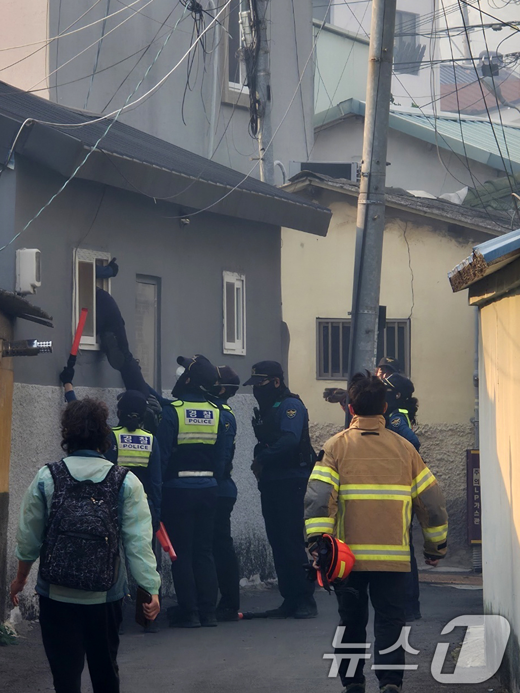 (대구=뉴스1) 이성덕 기자 = 대구경찰청 강북경찰서 경찰관들이 노곡동 함지산에서 발생한 산불이 마을쪽으로 확산된 28일 오후 대피하지 못한 시민들이 있는지 집집마다 확인하고 있다 …