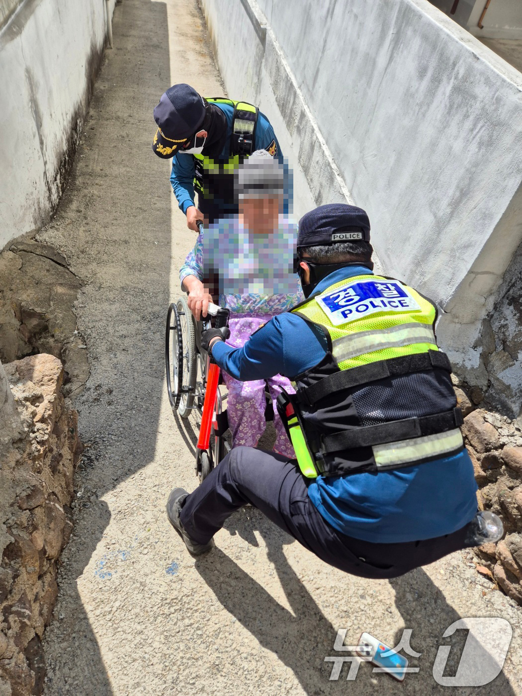 (대구=뉴스1) 이성덕 기자 = 대구경찰청 강북경찰서 경찰관들이 노곡동 함지산에서 발생한 산불이 마을쪽으로 확산된 28일 오후 노약자들을 안전한 곳으로 대피 시키고 있다. (대구경 …