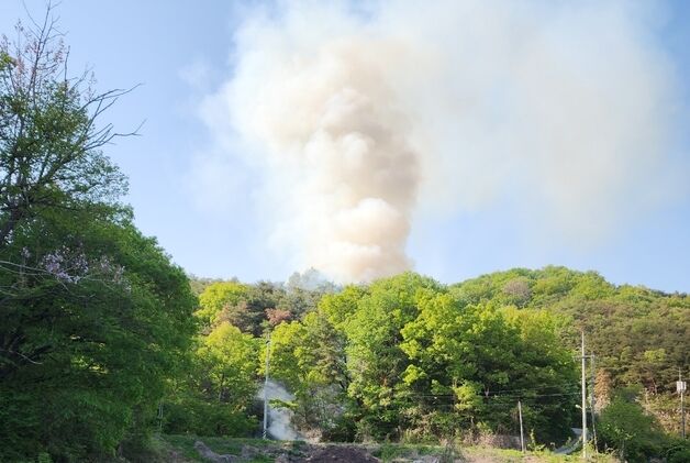 경북 고령 운수면 봉평리 야산서 산불…헬기 8대 동원 진화중