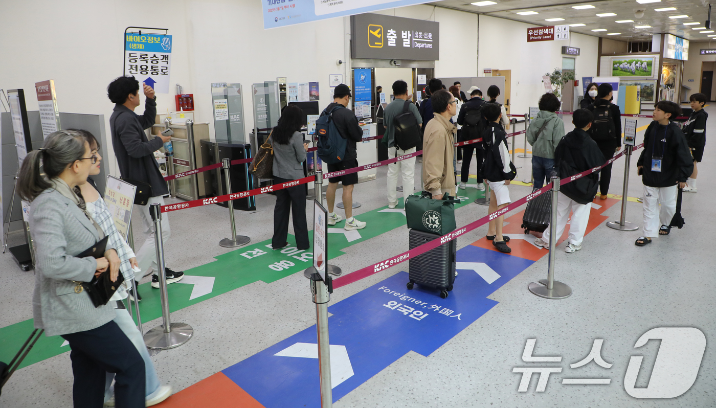 (광주=뉴스1) 이수민 기자 = 긴 황금연휴를 앞둔 29일 광주공항 출발 탑승구 앞에서 시민들이 제주행 비행기에 탑승하기 위해 채비하고 있다. 2025.4.29/뉴스1