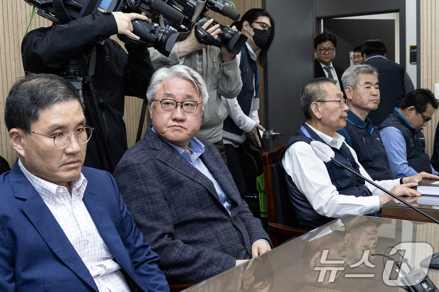 (서울=뉴스1) 이승배 기자 = 김정환 서울시버스운송조합 이사장과 박점곤 서울시버스노동조합 위원장이 29일 서울 영등포구 서울지방노동위원회에서 열린 임금·단체협약(임단협) 2차 조 …