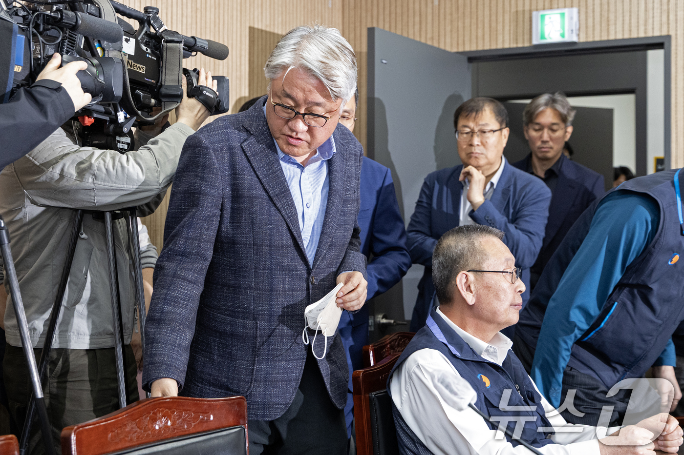 (서울=뉴스1) 이승배 기자 = 김정환 서울시버스운송조합 이사장과 박점곤 서울시버스노동조합 위원장이 29일 서울 영등포구 서울지방노동위원회에서 열린 임금·단체협약(임단협) 2차 조 …