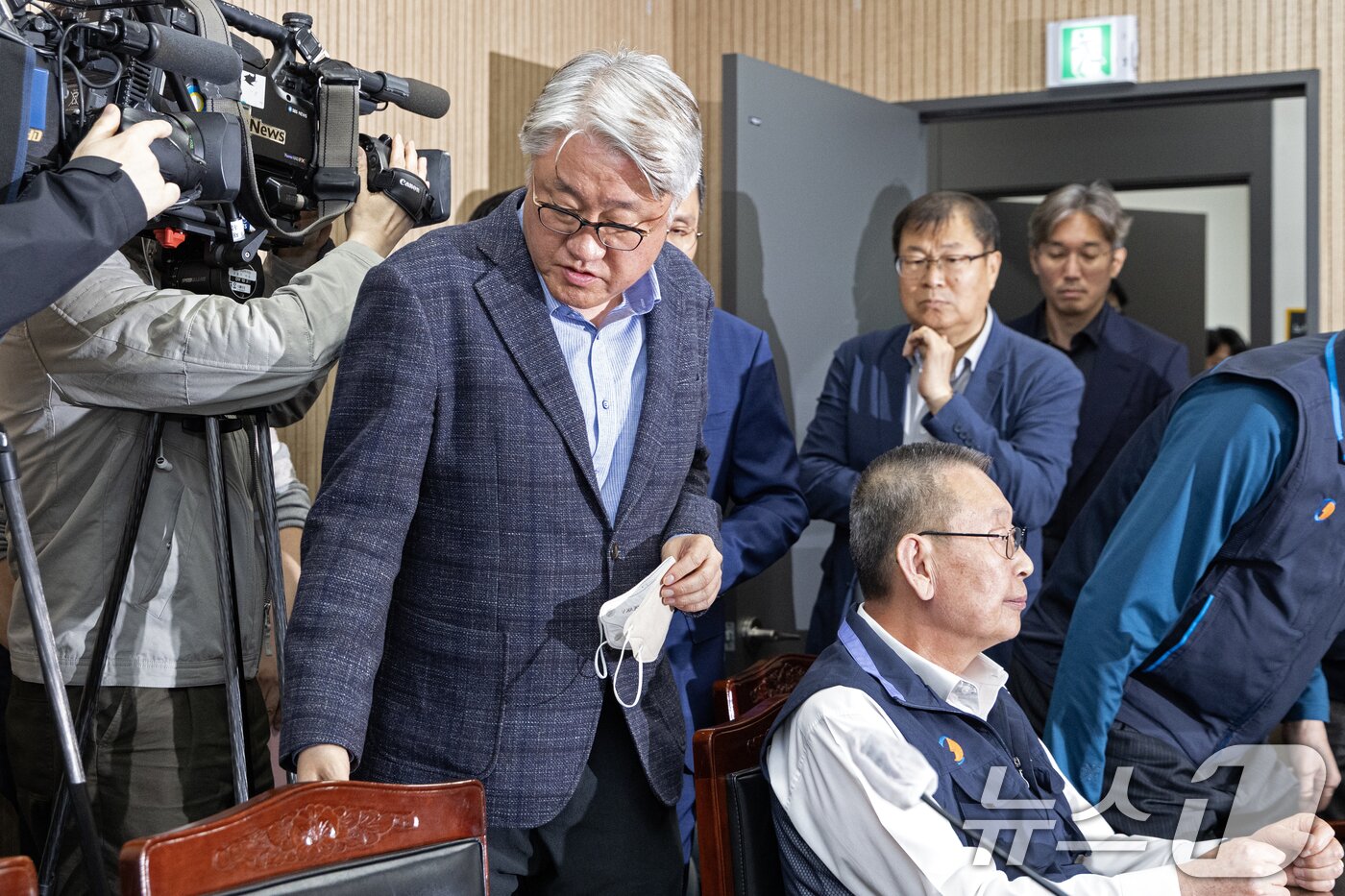 본문 이미지 - 김정환 서울시버스운송조합 이사장과 박점곤 서울시버스노동조합 위원장이 29일 서울 영등포구 서울지방노동위원회에서 열린 임금·단체협약&#40;임단협&#41; 2차 조정회의에 참석하고 있다. 2025.4.29/뉴스1 ⓒ News1 이승배 기자