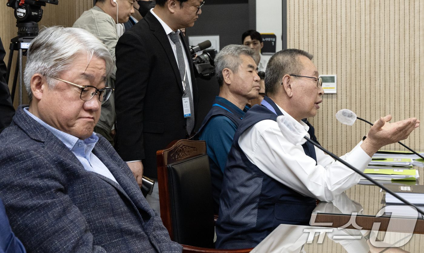 (서울=뉴스1) 이승배 기자 = 박점곤 서울시버스노동조합 위원장이 29일 서울 영등포구 서울지방노동위원회에서 열린 임금·단체협약(임단협) 2차 조정회의에 참석해 발언하고 있다.노사 …