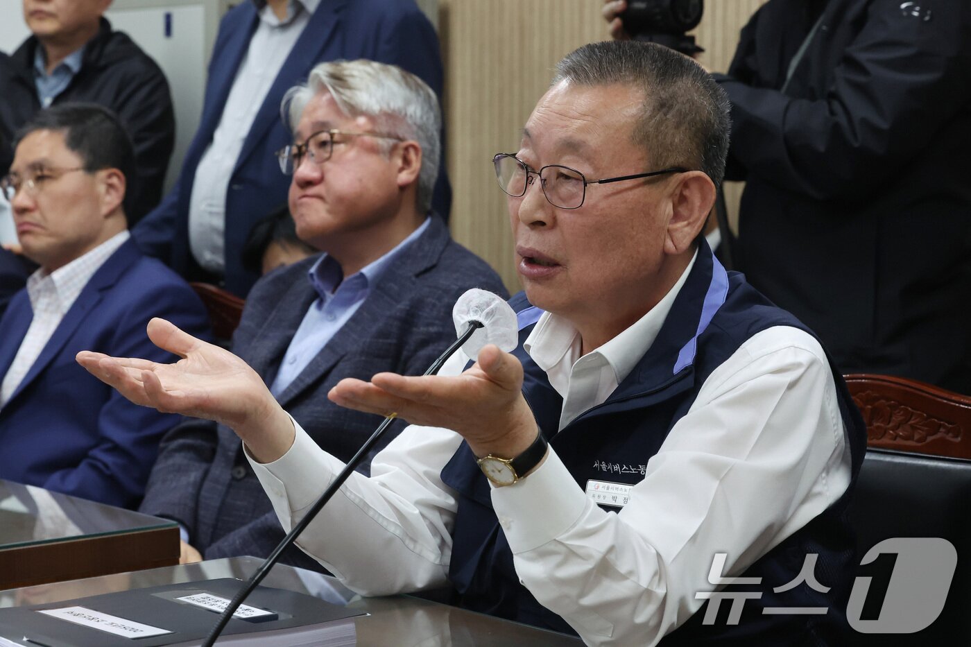 본문 이미지 - 박점곤 서울시버스노동조합 위원장이 29일 서울 영등포구 서울지방노동위원회에서 열린 사측 서울시버스운송조합과의 임금·단체협약&#40;임단협&#41; 막판 협상에 앞서 발언하고 있다. 왼쪽 두 번째는 김정환 서울시버스운송조합 이사장. &#40;공동취재&#41; 2025.4.29/뉴스1 ⓒ News1 이승배 기자