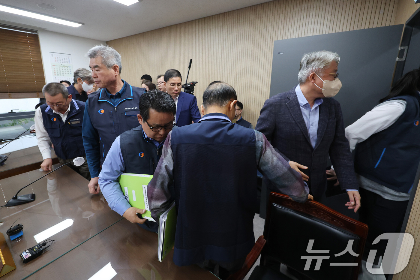 (서울=뉴스1) 이승배 기자 = 박점곤 서울시버스노동조합 위원장과 김정환 서울시버스운송조합 이사장 등 서울 시내버스 노사가 29일 서울 영등포구 서울지방노동위원회에서 열린 임금·단 …