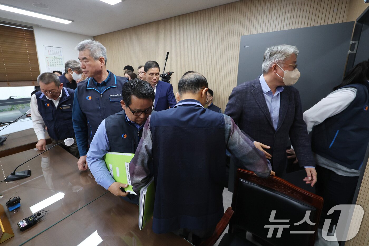 본문 이미지 - 박점곤 서울시버스노동조합 위원장과 김정환 서울시버스운송조합 이사장 등 서울 시내버스 노사가 29일 서울 영등포구 서울지방노동위원회에서 열린 임금·단체협약&#40;임단협&#41; 막판 협상이 정회하자 회의실을 나가고 있다. &#40;공동취재&#41; 2025.4.29/뉴스1 ⓒ News1 이승배 기자