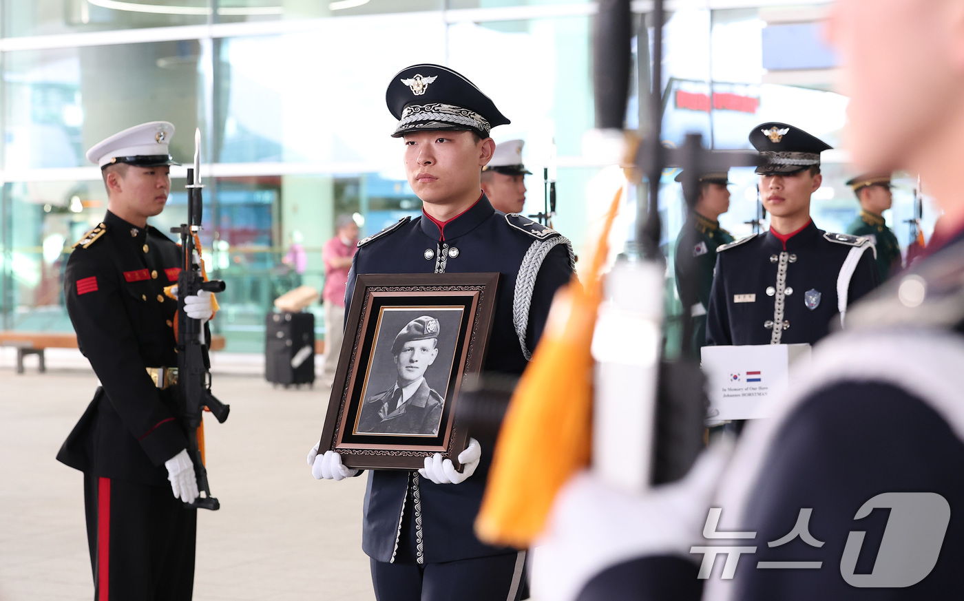 (인천공항=뉴스1) 김성진 기자 = 29일 인천국제공항 제2여객터미널에서 네덜란드 참전용사 요하네스 호르스트만 유해 봉환식이 거행되고 있다.홀스트만 참전용사는 제2차 세계대전에 참 …