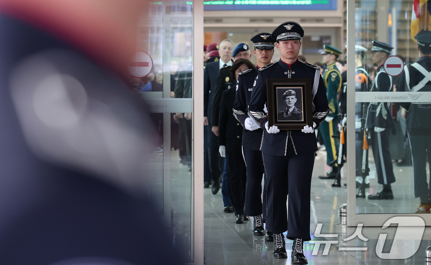 (인천공항=뉴스1) 김성진 기자 = 29일 인천국제공항 제2여객터미널에서 네덜란드 참전용사 요하네스 호르스트만 유해 봉환식이 거행되고 있다.홀스트만 참전용사는 제2차 세계대전에 참 …