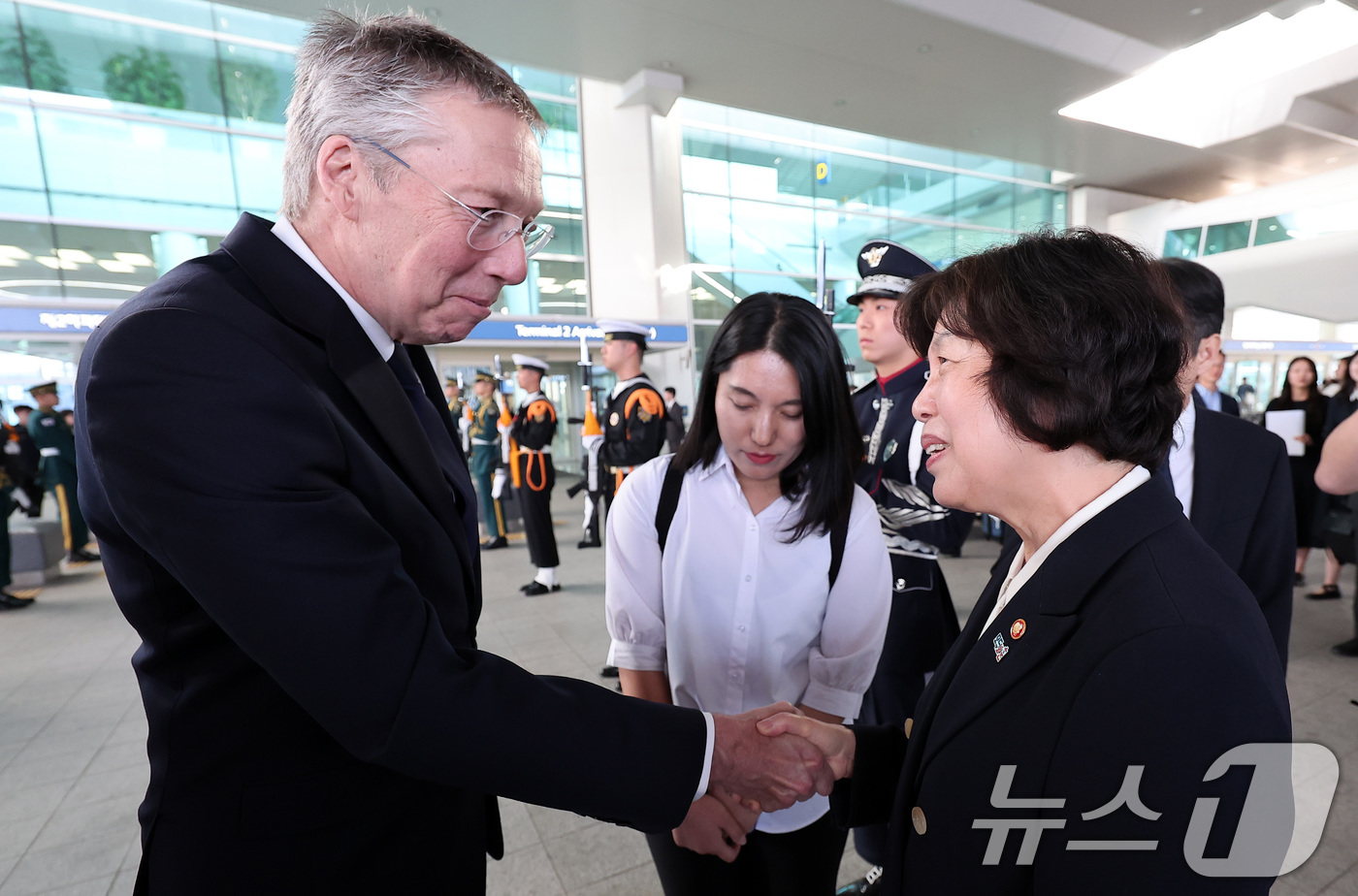 (인천공항=뉴스1) 김성진 기자 = 강정애 국가보훈부 장관이 29일 인천국제공항 제2여객터미널에서 거행된 네덜란드 참전용사 요하네스 호르스트만 유해 봉환식에서 피터 반 더 플리트 …