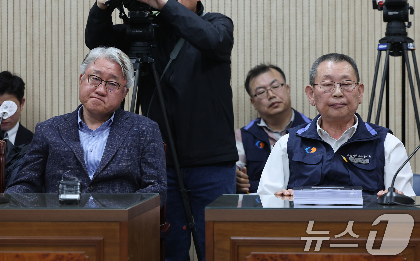 (서울=뉴스1) 이승배 기자 = 김정환 서울시버스운송사업조합 이사장(왼쪽)과 박점곤 전국자동차노동조합연맹 서울시버스노동조합 위원장이 29일 오후 서울 영등포구 서울지방노동위원회에서 …