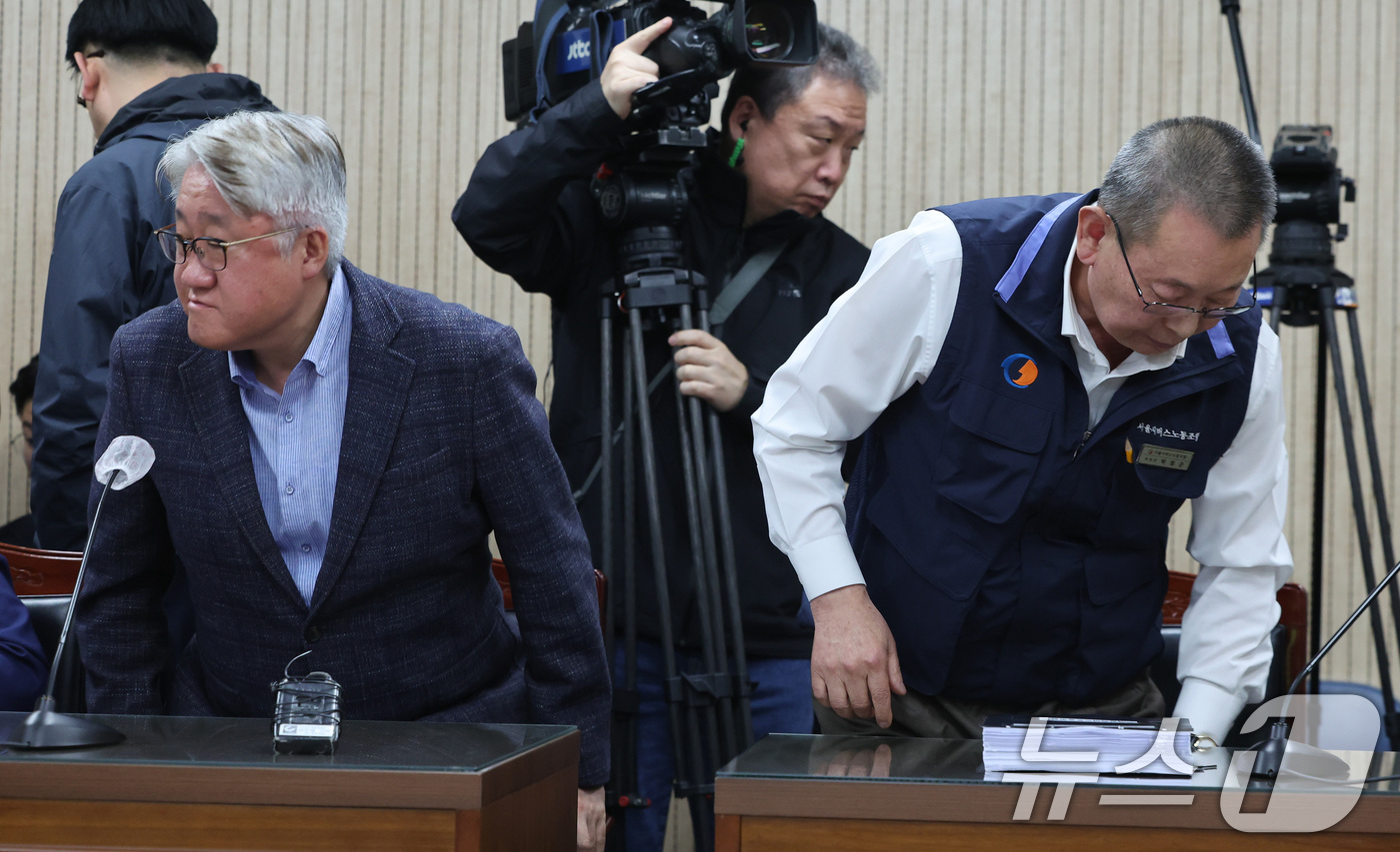 (서울=뉴스1) 이승배 기자 = 김정환 서울시버스운송사업조합 이사장(왼쪽)과 박점곤 전국자동차노동조합연맹 서울시버스노동조합 위원장이 29일 오후 서울 영등포구 서울지방노동위원회에서 …