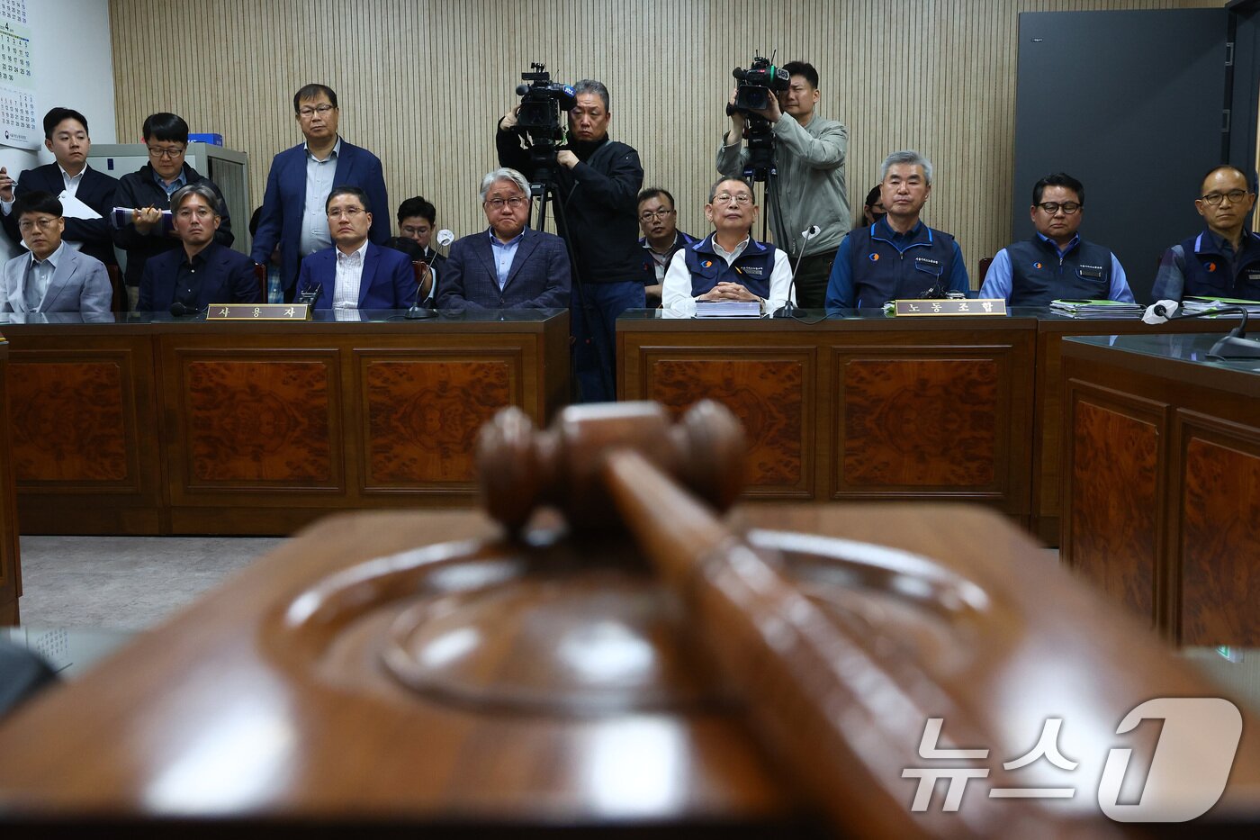 본문 이미지 - 김정환 서울시버스운송사업조합 이사장&#40;왼쪽 네 번째&#41;과 박점곤 전국자동차노동조합연맹 서울시버스노동조합 위원장&#40;왼쪽 다섯 번째&#41;이 29일 오후 서울 영등포구 서울지방노동위원회에서 열린 서울 시내버스 노사 조정 회의에 참석해 있다. &#40;공동취재&#41; 2025.4.29/뉴스1 ⓒ News1 이승배 기자