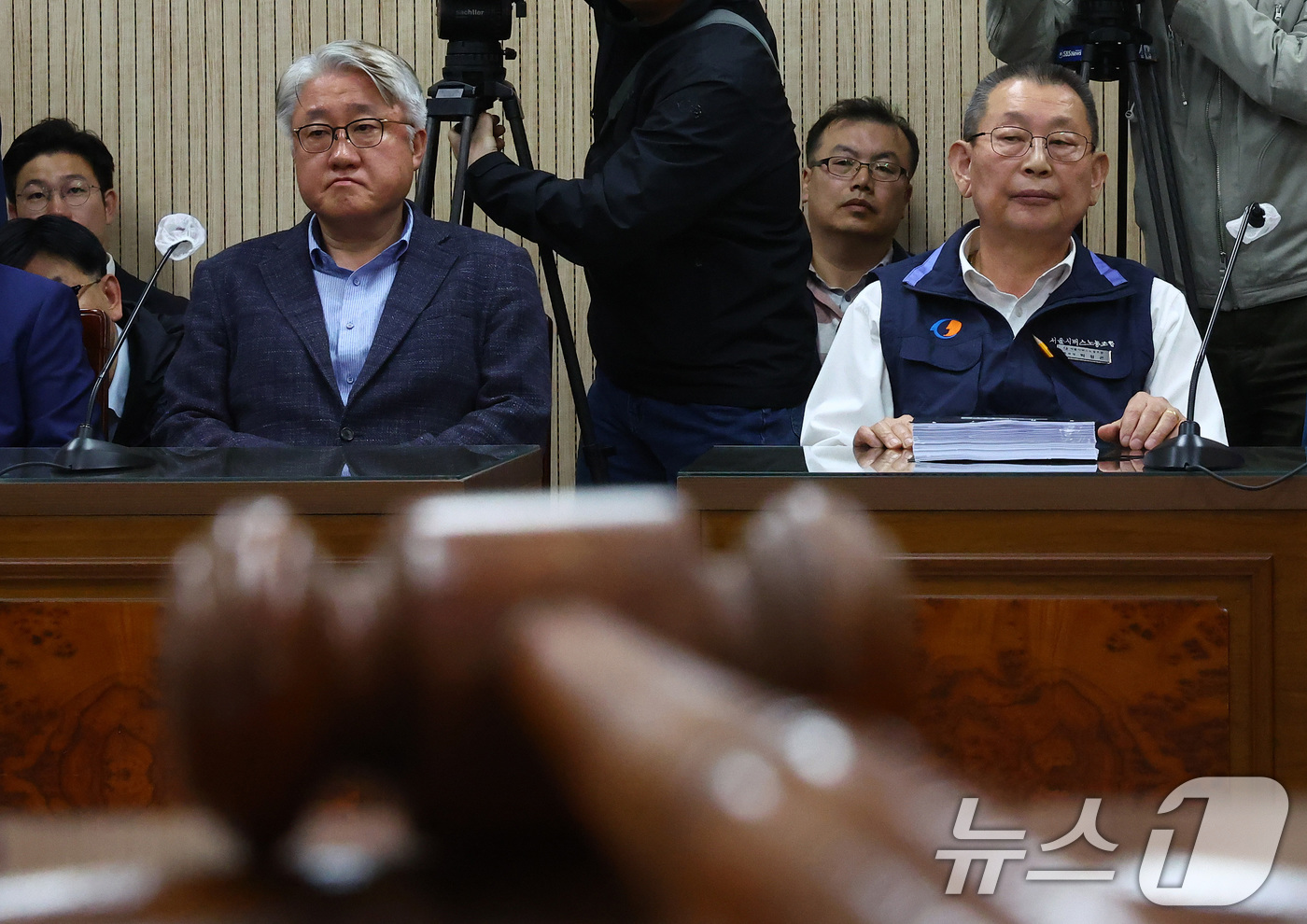 (서울=뉴스1) 이승배 기자 = 김정환 서울시버스운송사업조합 이사장(왼쪽)과 박점곤 전국자동차노동조합연맹 서울시버스노동조합 위원장이 29일 오후 서울 영등포구 서울지방노동위원회에서 …
