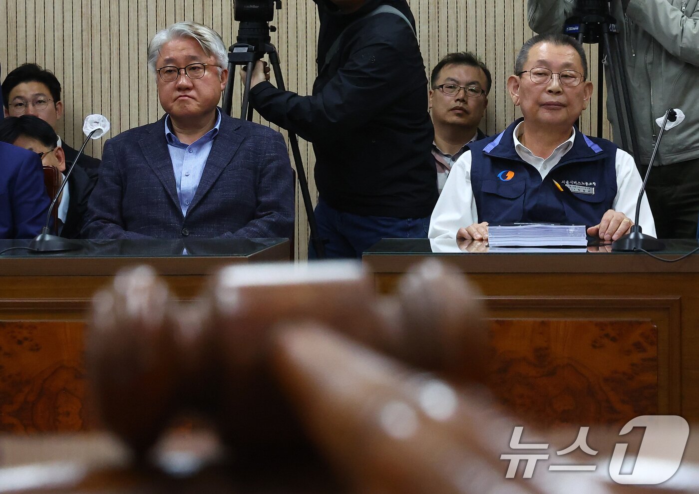 본문 이미지 - 김정환 서울시버스운송사업조합 이사장&#40;왼쪽&#41;과 박점곤 전국자동차노동조합연맹 서울시버스노동조합 위원장이 29일 오후 서울 영등포구 서울지방노동위원회에서 열린 서울 시내버스 노사 조정 회의에 참석해 있다. 이날 합의에 이르지 못하면 서울 시내버스 노조는 30일 첫 차부터 준법투쟁과 파업 등 쟁의 행위에 돌입한다. &#40;공동취재&#41; 2025.4.29/뉴스1 ⓒ News1 이승배 기자
