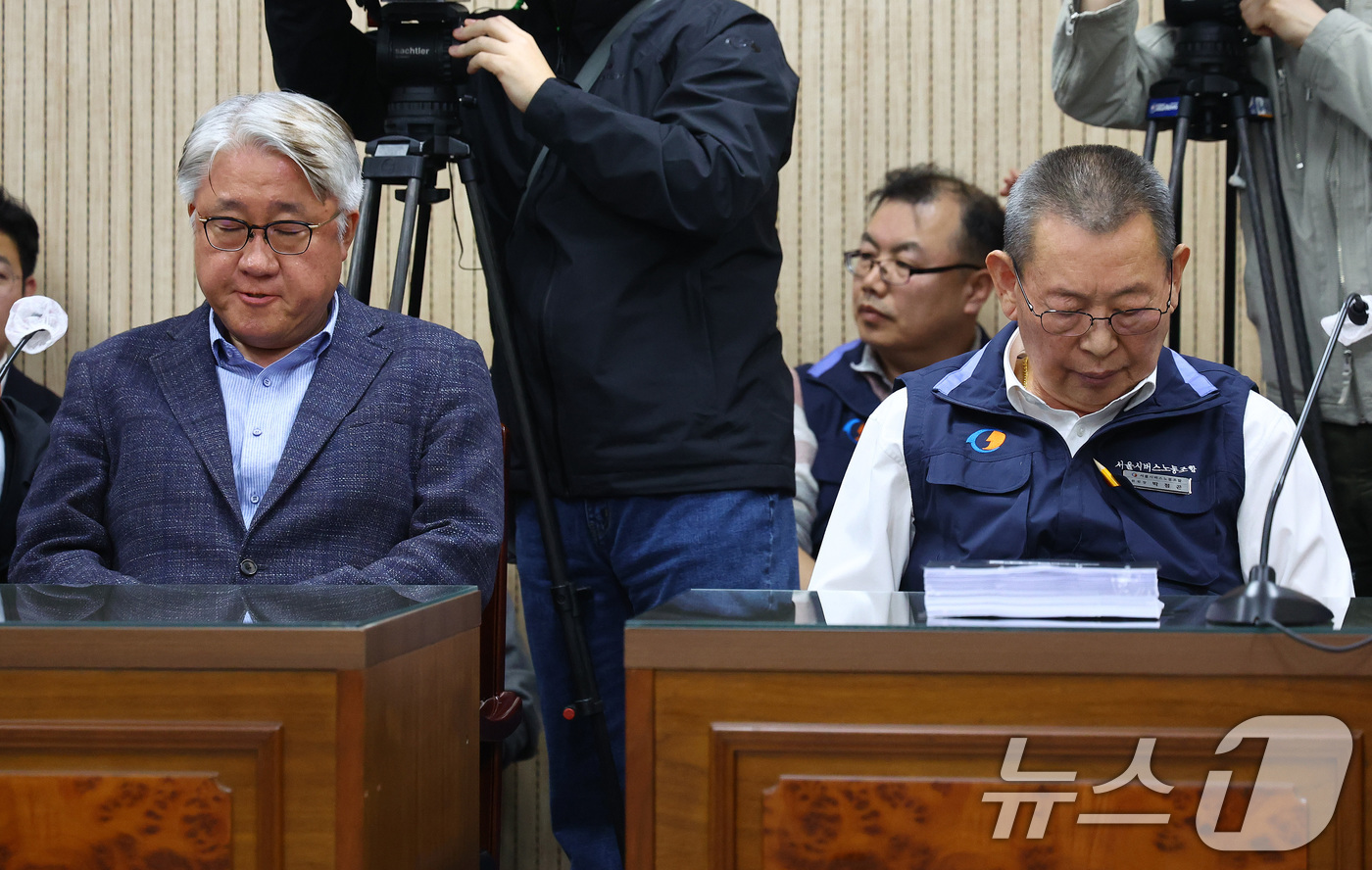 (서울=뉴스1) 이승배 기자 = 김정환 서울시버스운송사업조합 이사장(왼쪽)과 박점곤 전국자동차노동조합연맹 서울시버스노동조합 위원장이 29일 오후 서울 영등포구 서울지방노동위원회에서 …