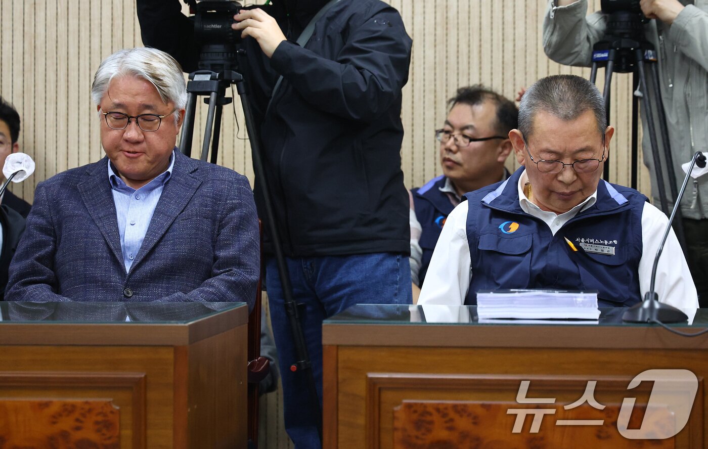 본문 이미지 - 김정환 서울시버스운송사업조합 이사장&#40;왼쪽&#41;과 박점곤 전국자동차노동조합연맹 서울시버스노동조합 위원장이 29일 오후 서울 영등포구 서울지방노동위원회에서 열린 서울 시내버스 노사 조정 회의에 참석해 있다.  &#40;공동취재&#41; 2025.4.29/뉴스1 ⓒ News1 이승배 기자