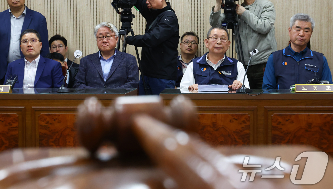 (서울=뉴스1) 이승배 기자 = 김정환 서울시버스운송사업조합 이사장(왼쪽 두 번째)과 박점곤 전국자동차노동조합연맹 서울시버스노동조합 위원장(왼쪽 세 번째)이 29일 오후 서울 영등 …
