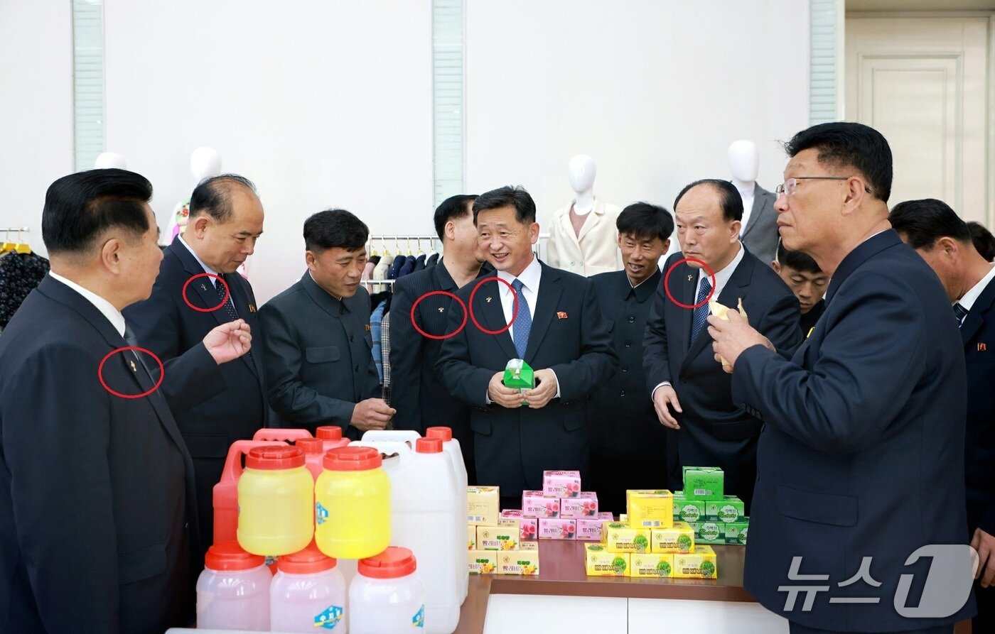 본문 이미지 -  &#40;평양 노동신문=뉴스1&#41; =제품품평회에 참석한 북한 간부들.  당 배지를 착용하고 있다. [국내에서만 사용가능. 재배포 금지. DB 금지. For Use Only in the Republic of Korea. Redistribution Prohibited] rodongphoto@news1.kr 