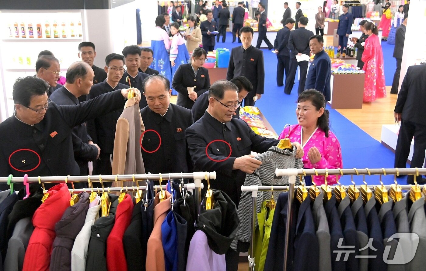 본문 이미지 - &#40;평양 노동신문=뉴스1&#41; =제품품평회에 참석한 북한 간부들. 맨 오른쪽 박태성 내각총리를 비롯한 간부들이 당 배지를 착용한 모습이다. [국내에서만 사용가능. 재배포 금지. DB 금지. For Use Only in the Republic of Korea. Redistribution Prohibited] rodongphoto@news1.kr 