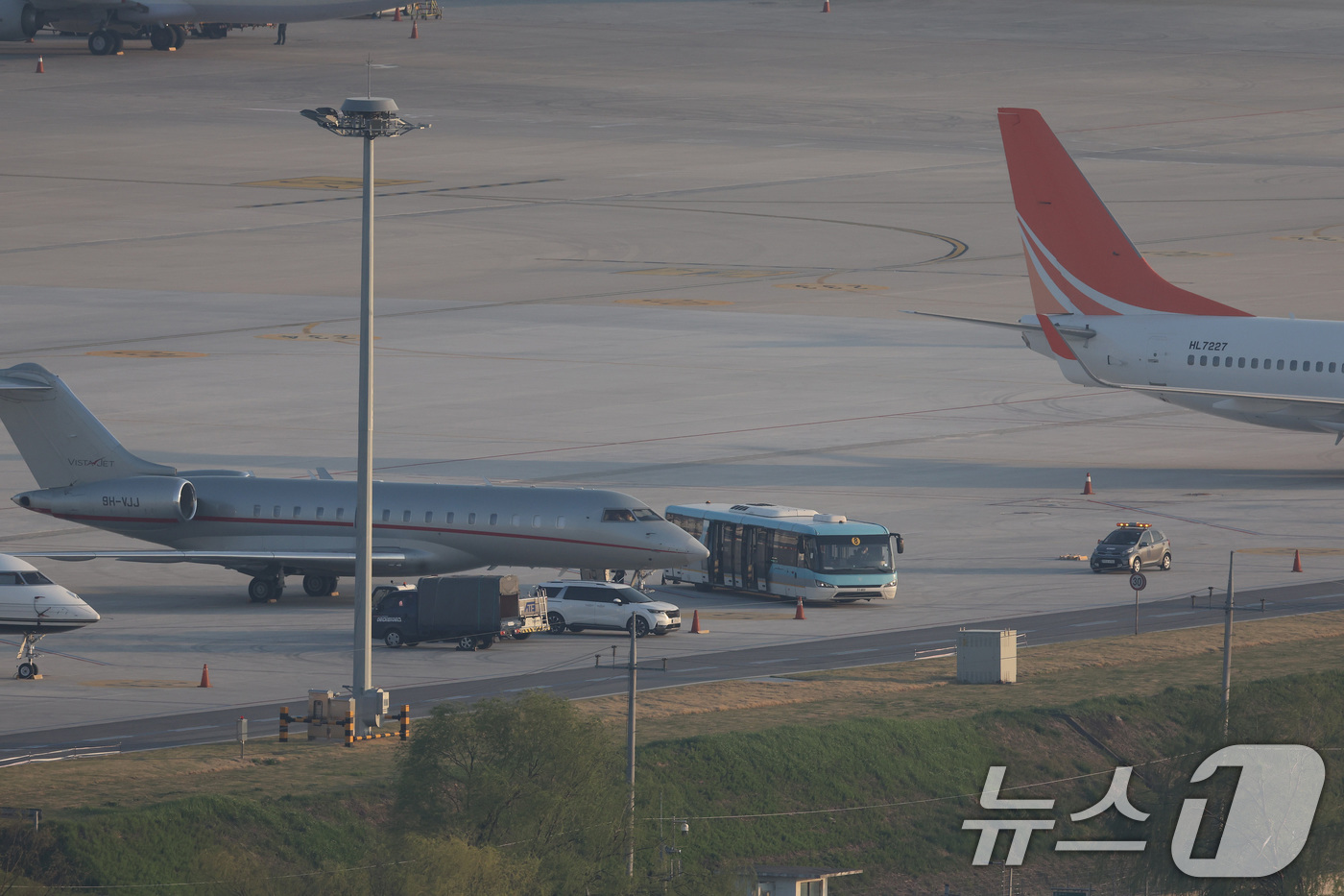 (서울=뉴스1) 장수영 기자 = 도널드 트럼프 미국 대통령의 장남 트럼프 주니어가 탑승한 항공기가 29일 서울 강서구 김포공항에 착륙하고 있다.정용진 신세계그룹 회장의 초청으로 한 …