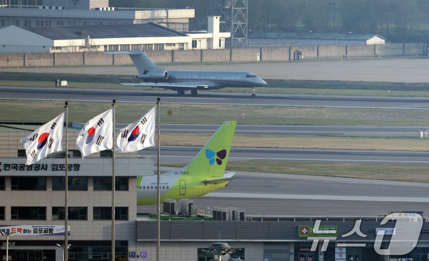 (서울=뉴스1) 장수영 기자 = 도널드 트럼프 미국 대통령의 장남 트럼프 주니어가 탑승한 항공기가 29일 서울 강서구 김포공항에 착륙하고 있다.정용진 신세계그룹 회장의 초청으로 한 …